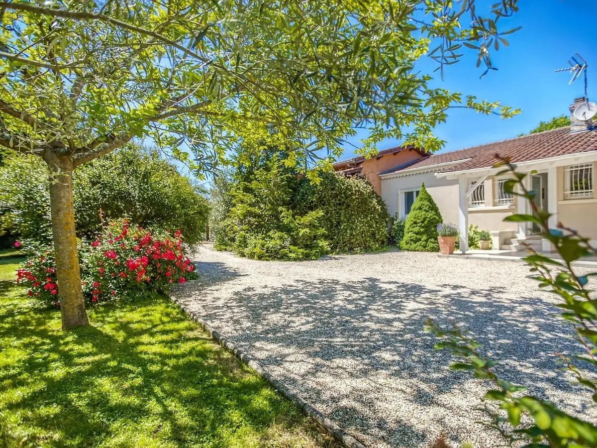 Modern Holiday Home With Pool Barry-d'Islemade