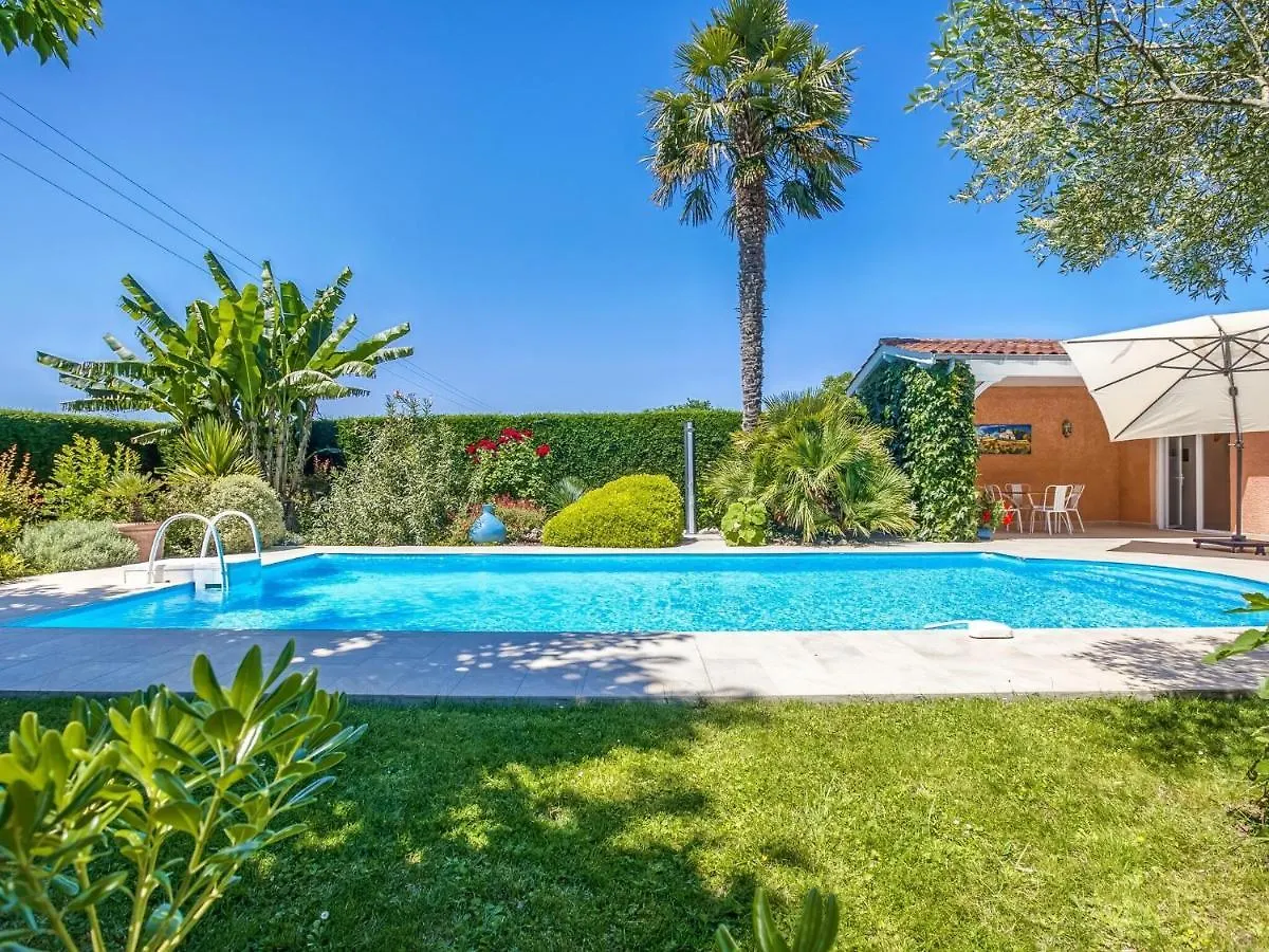 Modern Holiday Home With Pool Barry-d'Islemade