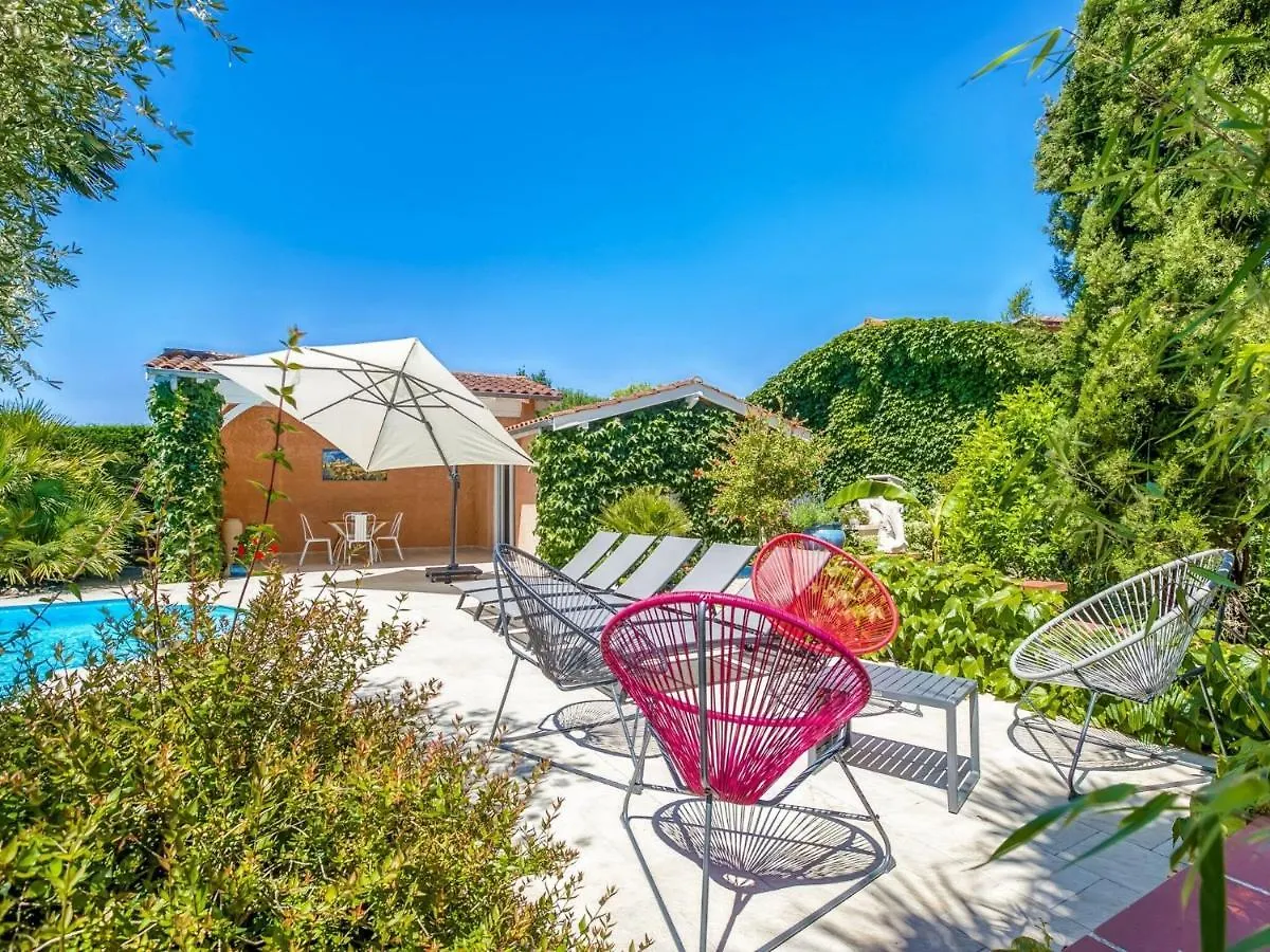 Modern Holiday Home With Pool Barry-d'Islemade