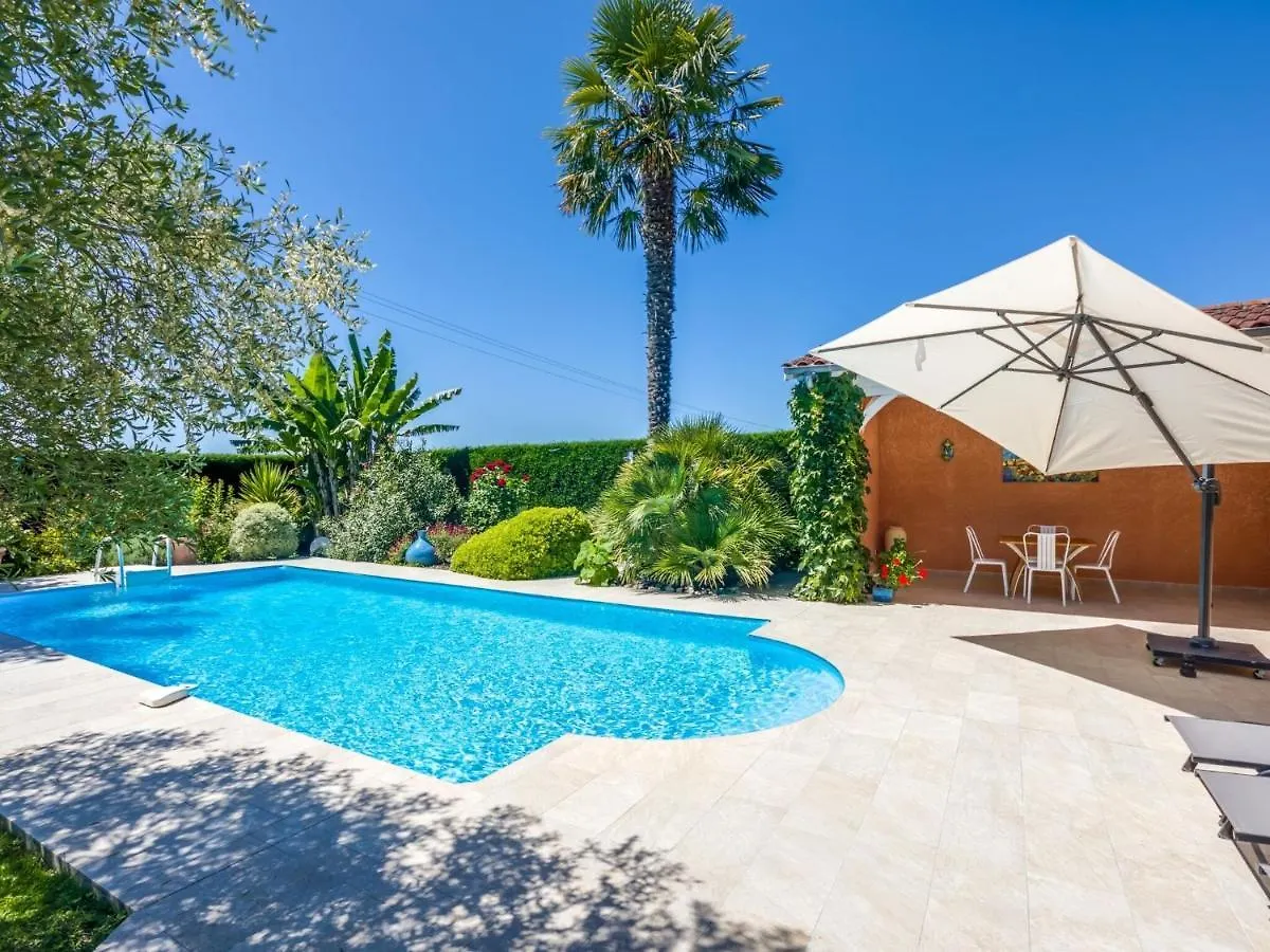 Modern Holiday Home With Pool Barry-d'Islemade 0*,