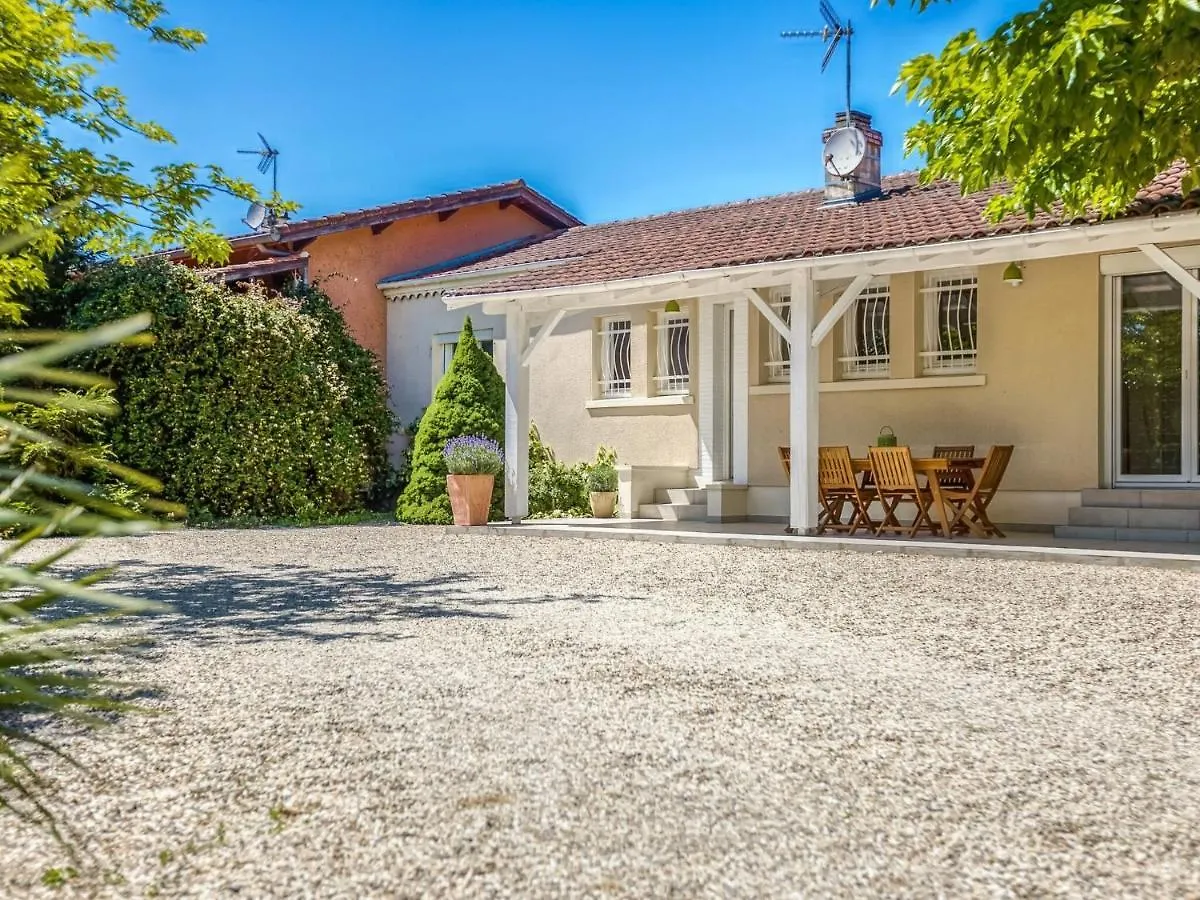 Modern Holiday Home With Pool Barry-d'Islemade