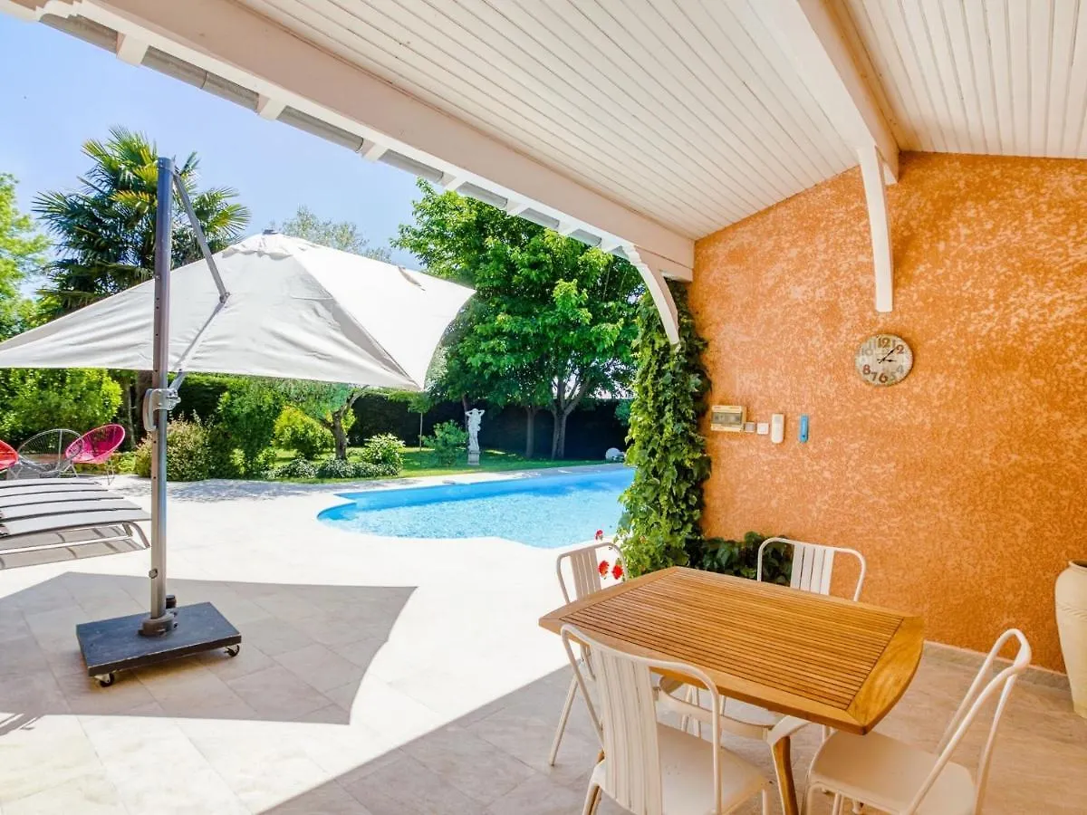 Modern Holiday Home With Pool Barry-d'Islemade