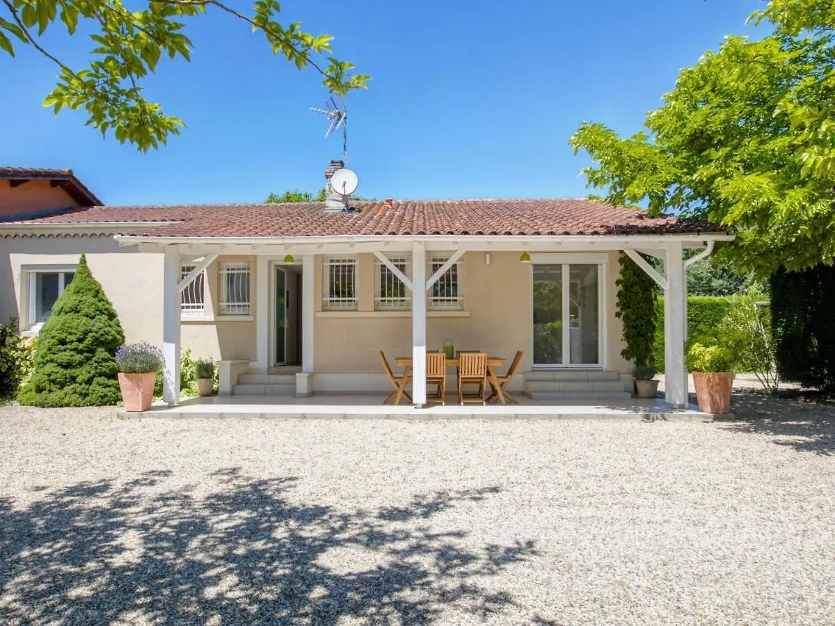 Modern Holiday Home With Pool Barry-d'Islemade