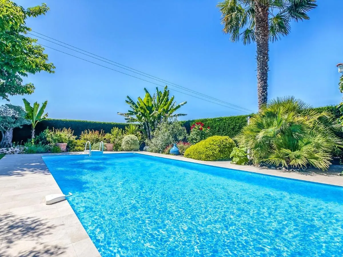Modern Holiday Home With Pool Barry-d'Islemade